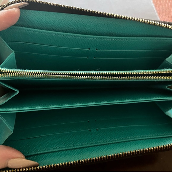 Louis Vuitton Voyage Monogram Wallet - Picture 4 of 7